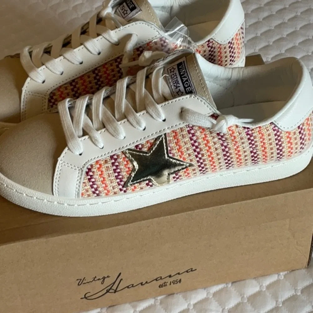 VINTAGE HAVANA Carla Tweed Multi Fashion Sneaker